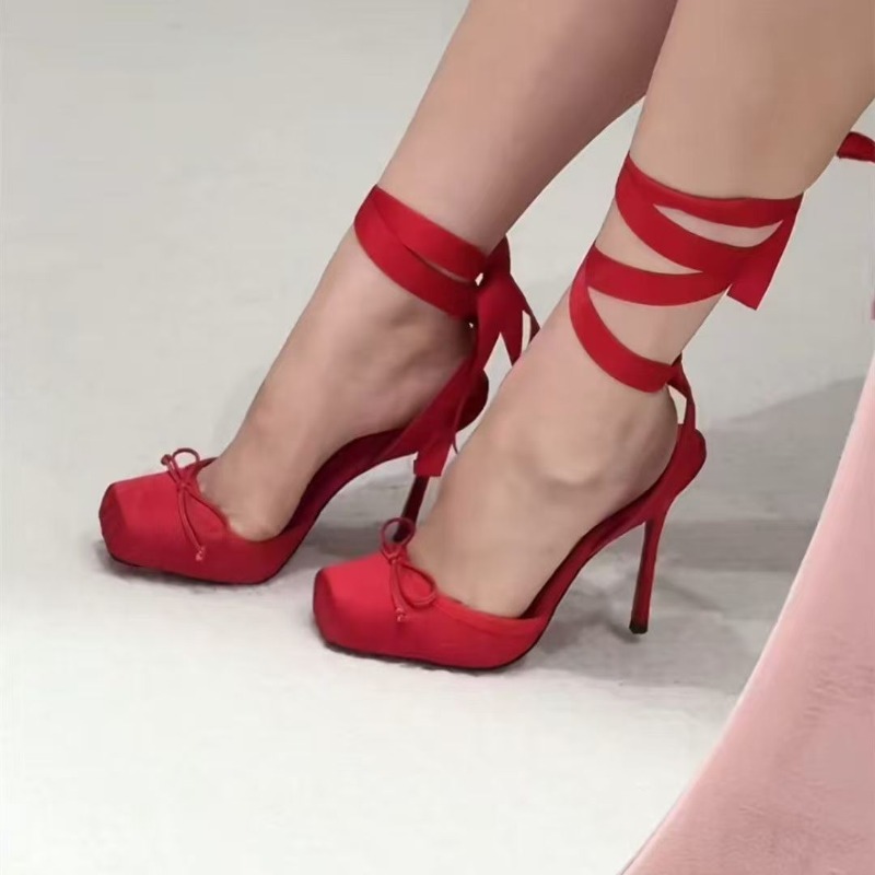 Czerwone buty na wysokim obcas – Ankle Strap Attachment recenzja i cena