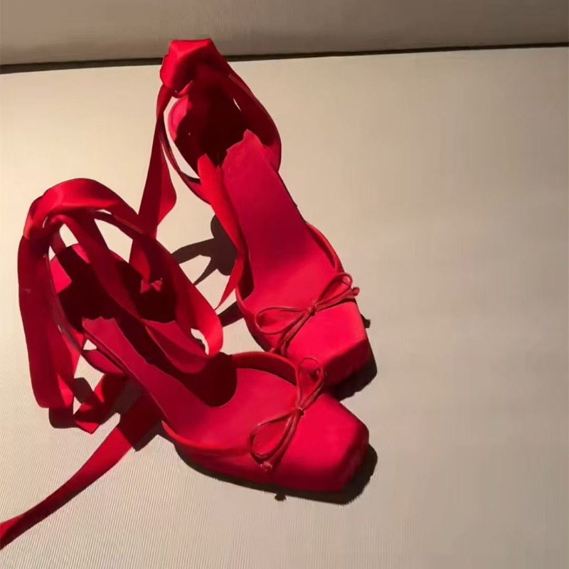 Czerwone buty na wysokim obcas – Ankle Strap Attachment recenzja i cena